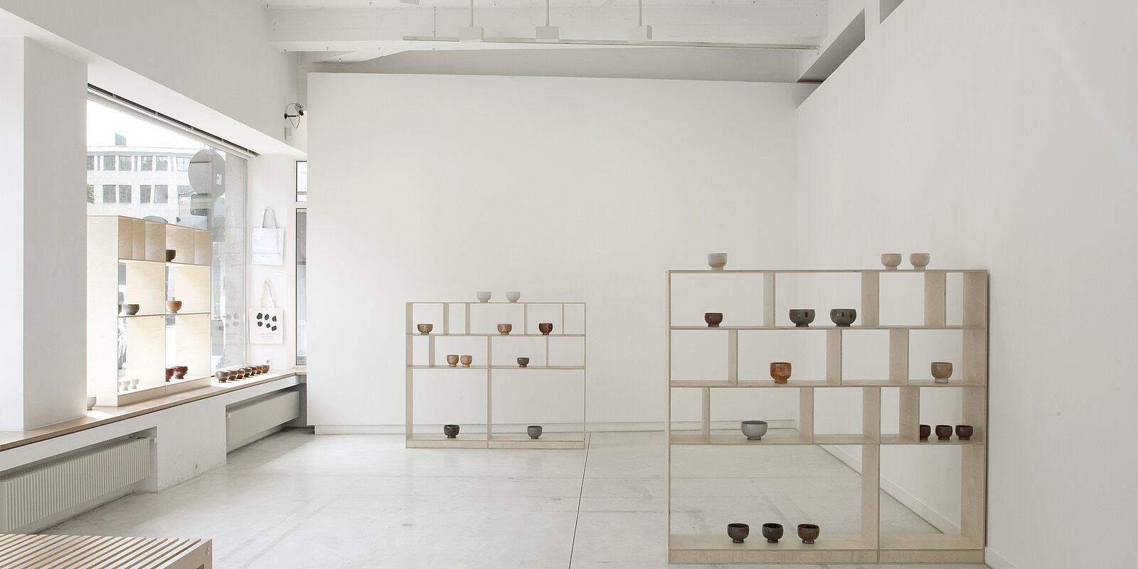 Installationsansicht, Young-Jae Lee. Spinatschalen, Galerie Karsten Greve Köln, 2020. Foto: Lisa Busche
