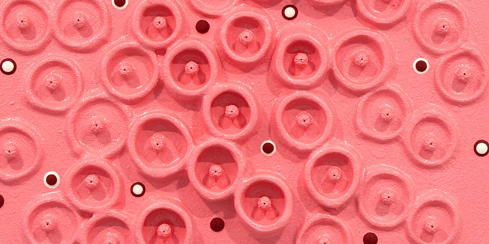 Formation of Pink, 2004, Acryl Emaille, Vinyl, Glasperlen, Silikon, Holz, Tiefe: 12,7 cm,  Ø 91,4 cm (Detail)