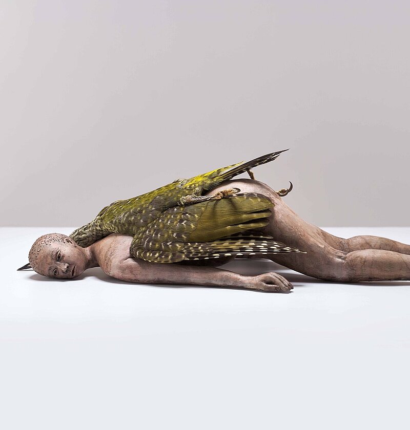 Claire Morgan, Bare, 2024, Vogelfedern (Grünspecht), Keramik bemalt, 21 x 18,6 x 41,4 cm. Foto: John MacKenzie