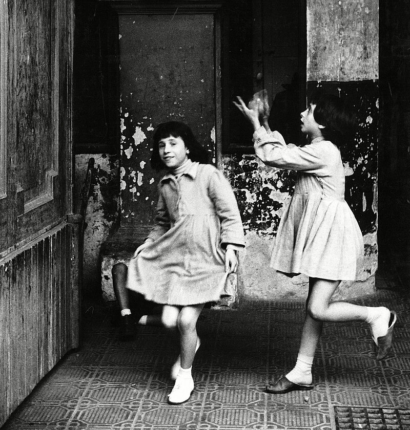 Herbert List, Girls playing in a Passageway, Naples, Italy, 1959 
