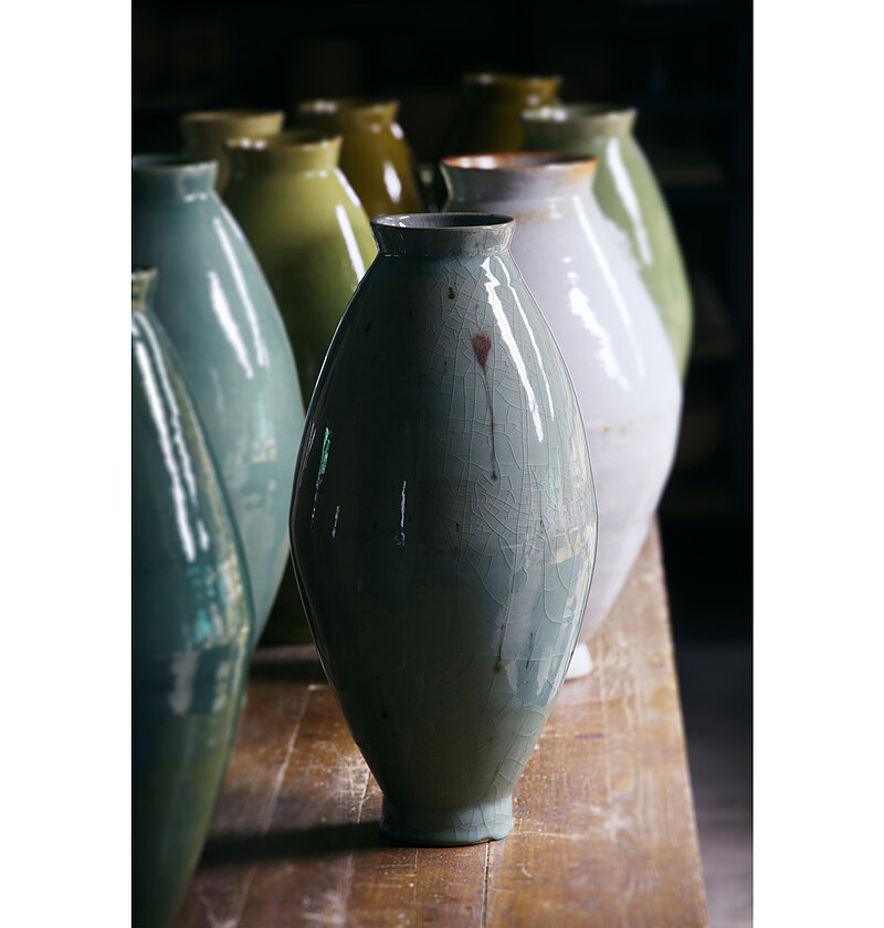 Young-Jae Lee, vases fuseaux dans l'atelier, 2021