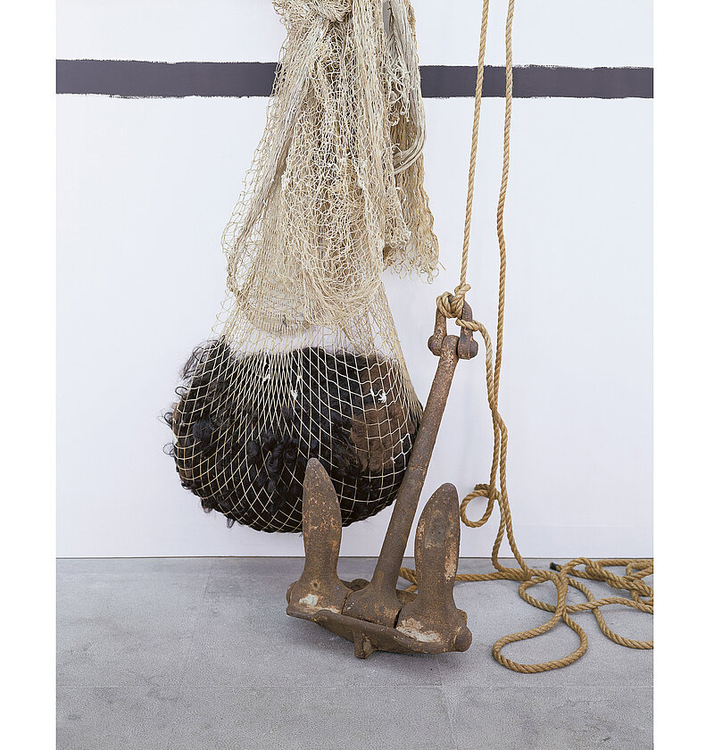Jannis Kounellis, Ohne Titel, 2004, 330 x 700 cm, Netz, Haare, Anker, Seil, Catrame, Foto: Georges Poncét, Paris (Detail)