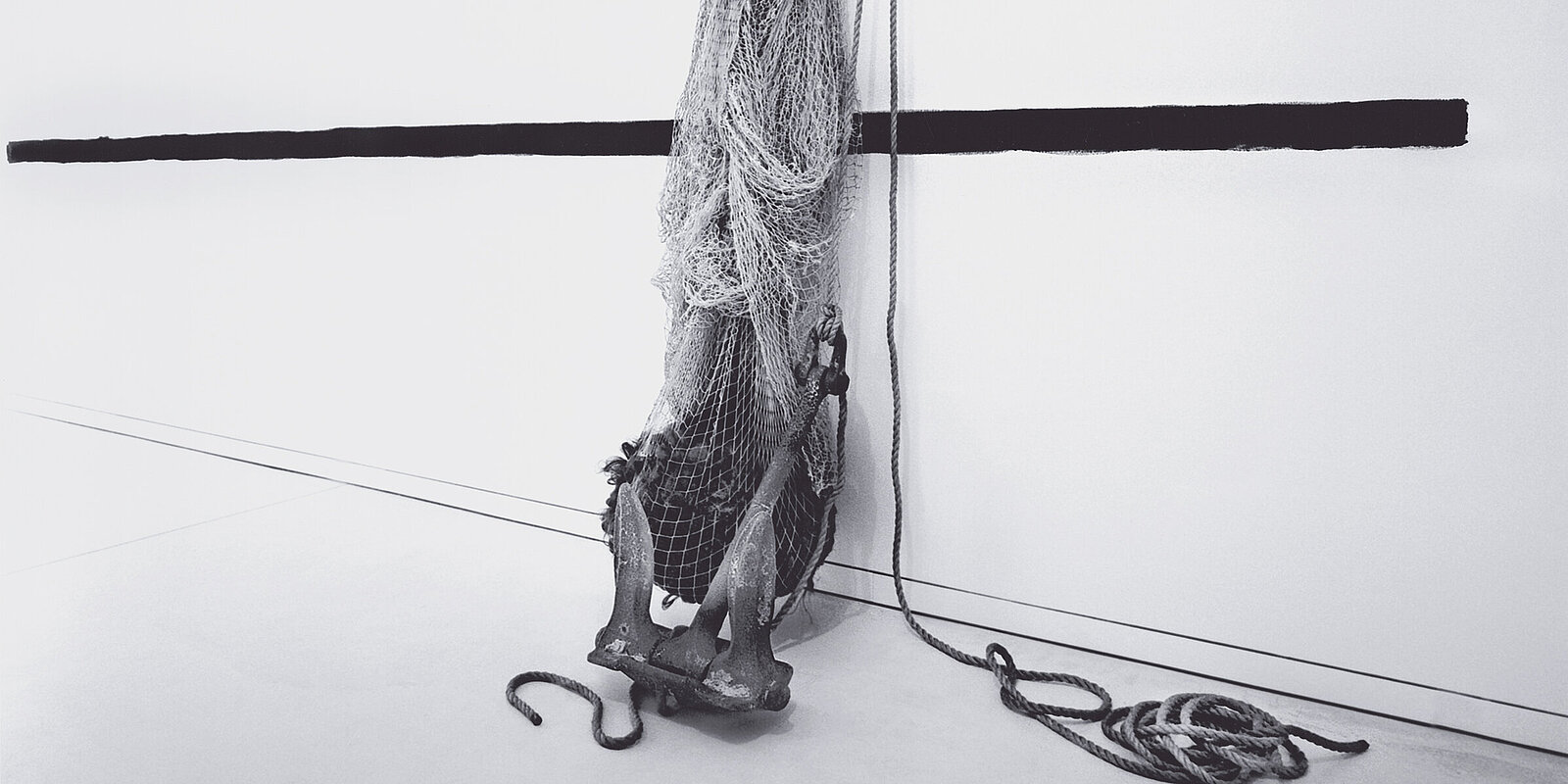 Jannis Kounellis, Ohne Titel, 2004, 330 x 700 cm, Netz, Haare, Anker, Seil, Catrame, Foto: Georges Poncét, Paris (Detail)