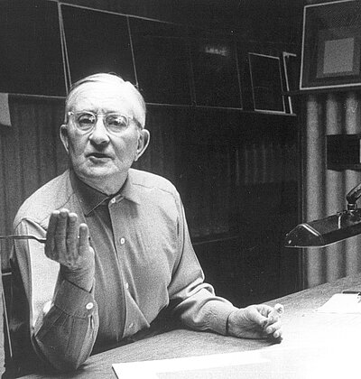 Josef Albers dans son studio, New Haven 1967. Photo: John T. Hill