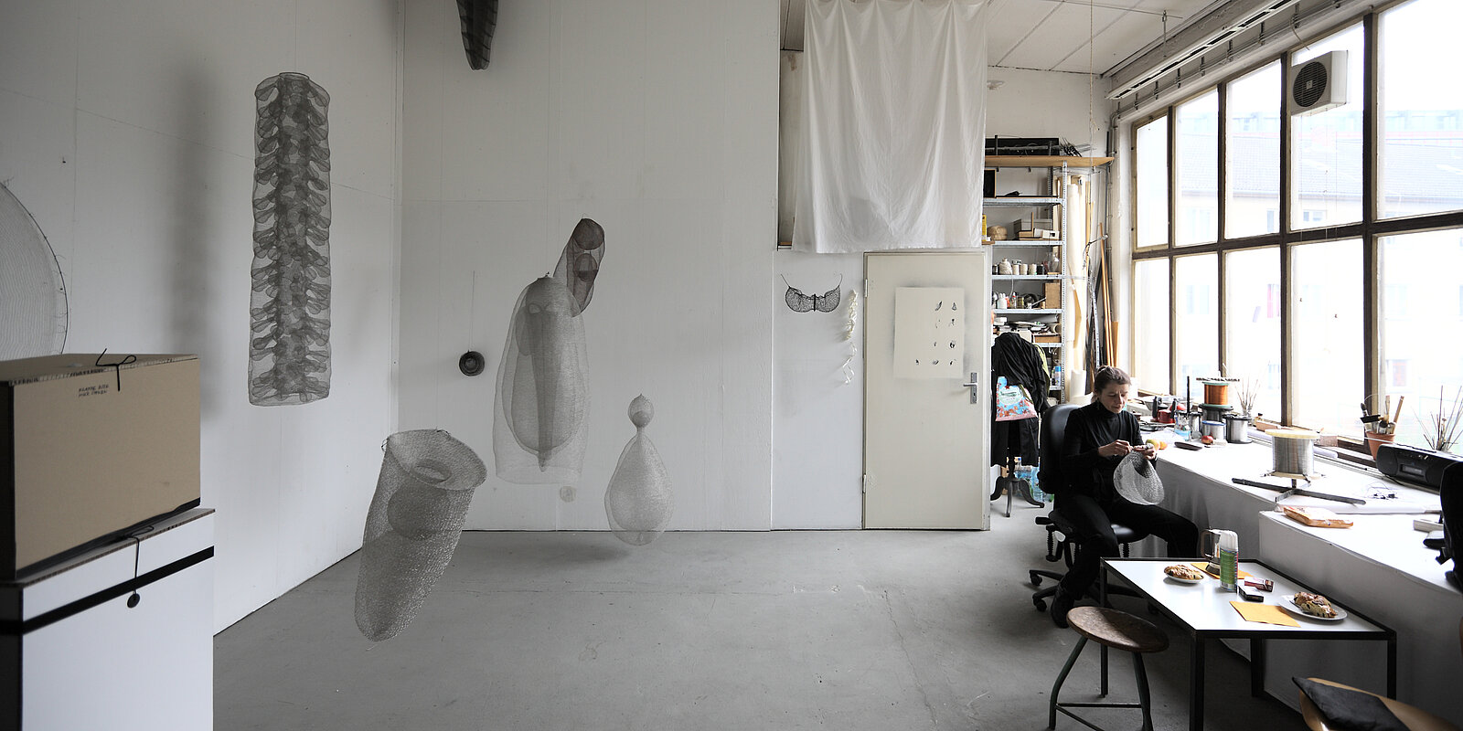 Luise Unger in ihrem Atelier, Köln 2015. Foto: Alistair Overbruck